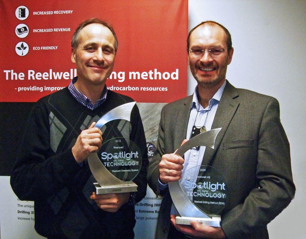 STOLTE: Gründer Ola Vestavik og daglig leder Jostein Aleksandersen i Reelwell med Spotlight Award, som selskapet fikk under OTC. Dnb NOR-prisen blir den fjerde prisen på to år.