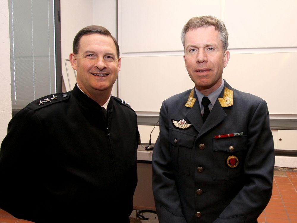 KAMPFLYKUNDEKRETSEN: Admiral David J. Venlet (t.v), sjef for Joint Program Office, altså den amerikanske F-35-anskaffelsen, og general Stein Erik Nodeland direktør for det norske kampflyprogrammet.
