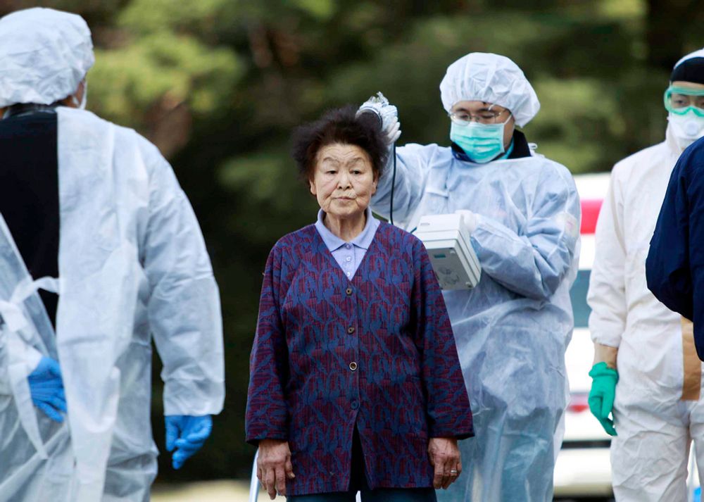 EVAKUERT: Befolkning som har oppholdt seg i nærheten av Fukushima Daiichi blir sjekket for radioaktiv stråling. Etter kollapsen av reaktor 2 mandag kveld, ble det målt helseskadelige strålingsnivåer på 400 millisievert (mSv) ved reaktoren. Ansatte i kjernekraftindustrien kan i henhold til forskriftene utsettes for 50-100 mSv over en femårsperiode.