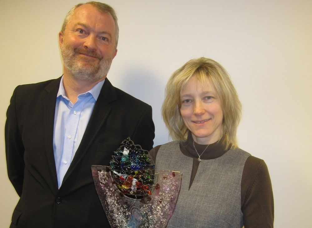 PRIS: FFI-forsker Janne Hagen fikk tildelt ITAKT-prisen 2010 av styreleder Henrik Seip.