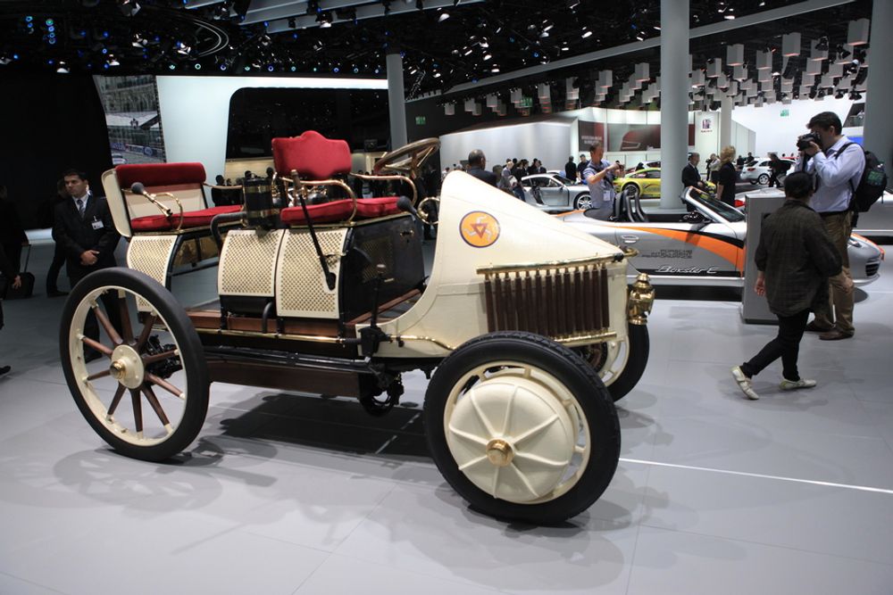 Rekonstruksjon av verdens første hybrid, Lohner-Porsche Semper Vivus, som opprinnelig ble bygget til verdensutstillingen i Paris i 1900.
