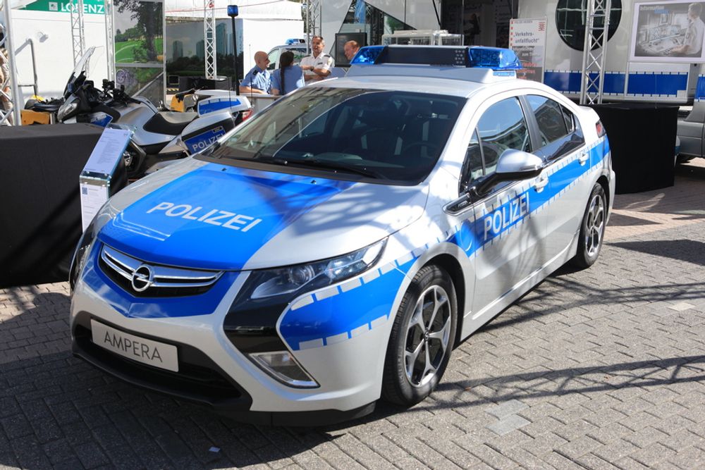Politiet i Hessen tester Opel Ampera som politibil. Sikkert fint, men den har nok sine mangler i forbindelse med utrykning, da toppfarten bare er 160 kilometer i timen.