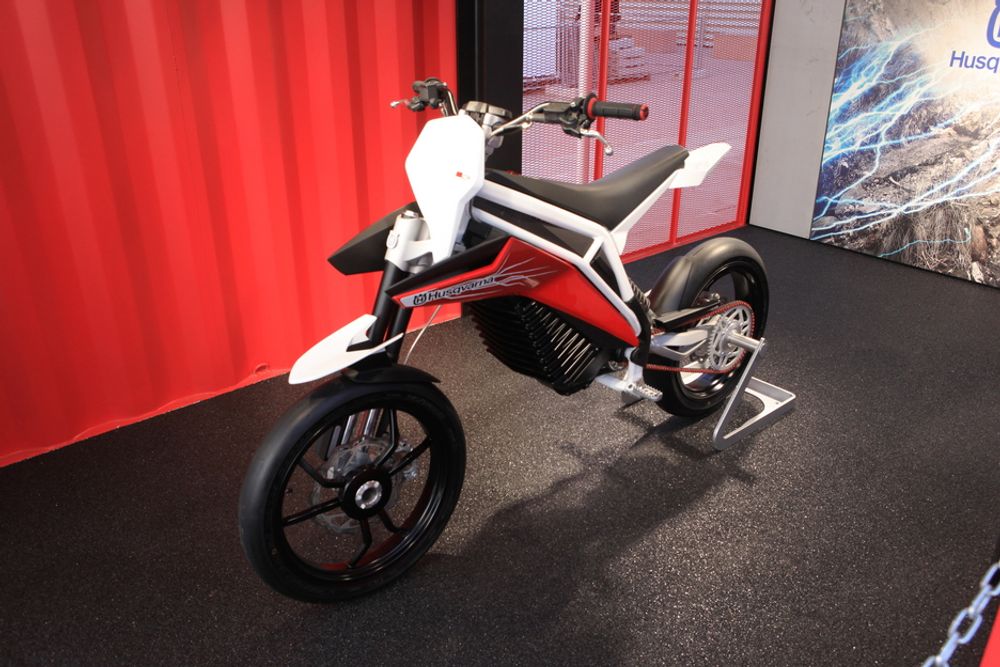 BMW har gått sammen med Husqvarna og laget den elektriske motorsykkelen E-Go. Den veier bare 80 kilo, men ingen øvrige detaljer om rekkevidde eller hastighet er offentliggjort.