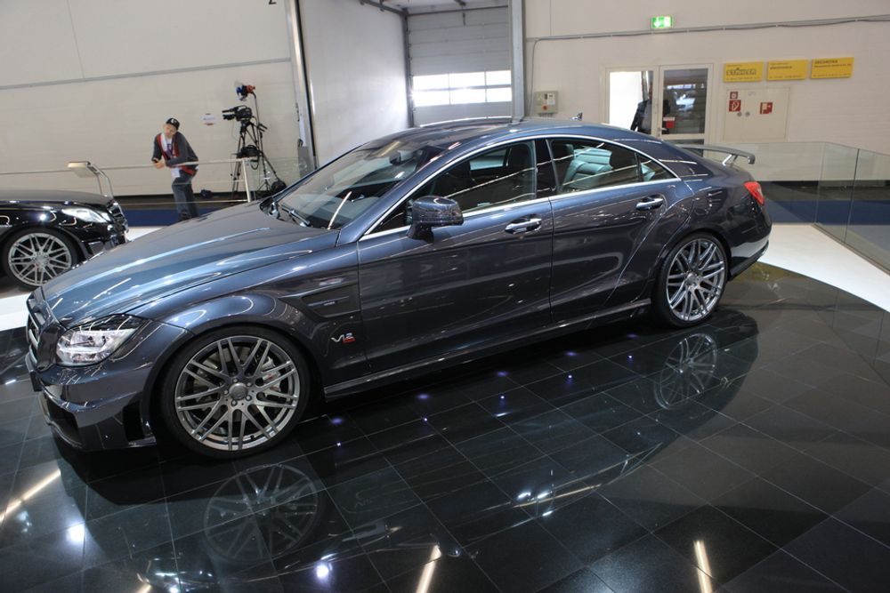 Mercedes CLS i Brabus-trimmet variant, kalt Brabus Rocket 800. Denne har fått en 588 kW V12 biturbo-motor, og har oppgitt topphastighet på over 370 kilometer i timen. Prisen? 429.000 euro.