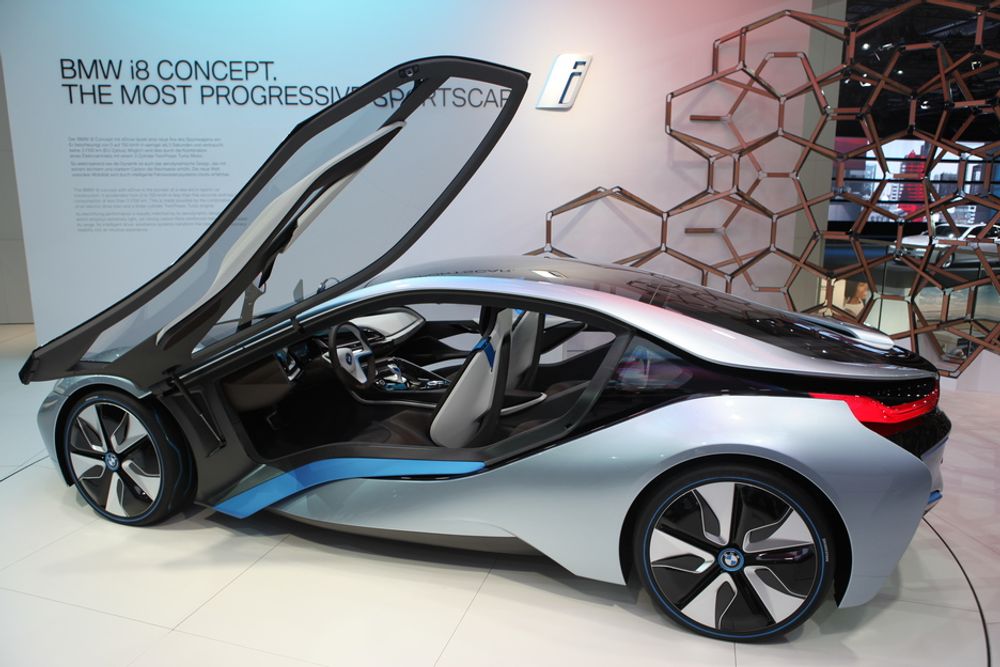 BMW i8 blir en ladbar hybrid med batterirekkevidde på 35 kilometer. Den har en akselerasjon fra null til hundre på under fem sekunder, og en topphastighet på 250 km/t. Vekten er 1480 kilo, og i8 får fire seter.