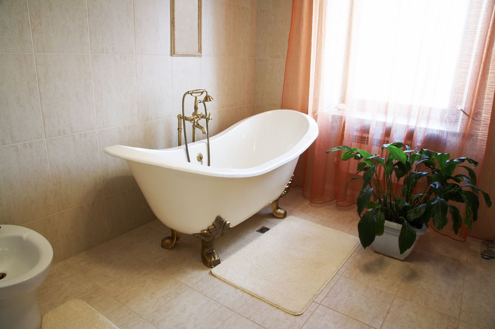 Hvor lang tid tar det å fylle badekaret med pluggen i?