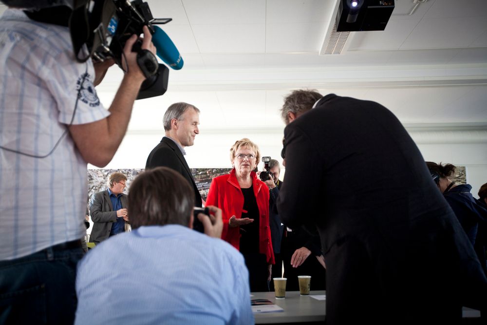 Samferdselsminister Magnhild Meltveit Kleppa (Sp) omringes av pressen før hun presenterer det nye samferdselsbudsjettet på Løren i Oslo