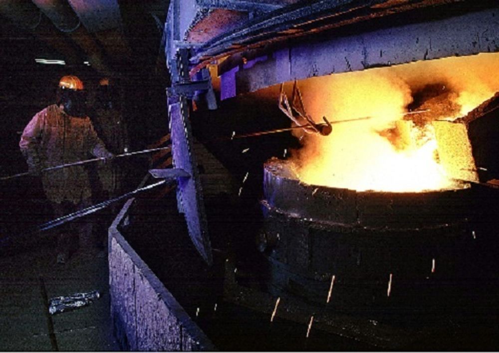 ØKTE UTSLIPP: Norge slipper ut for mye nitrogenoksider. Økt produksjon av jern, stål og ferrolegeringer får skylda. Illustrasjonsfoto fra produksjon av ferrosilisium ved Finnfjord smelteverk.
