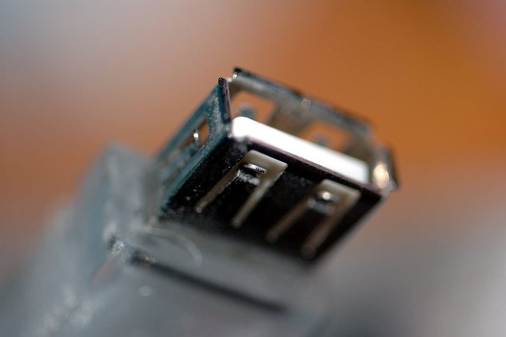 MUTASJON: Stuxnet kan skape kaos i lukkede systemer via en minnepinne. Nå venter ekspertene på en mutasjon som er kraftigere.