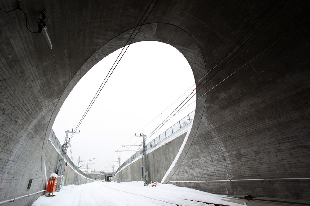 KULVERT: I retning Lysaker går fjelltunnelen over i en 175 meter lang betongtunnel. Denne ender i en 90 meter lang støpt kulvert, og de nye sporene kommer ut i dagen midt mellom de to eksisterende sporene rett før Lysaker stasjon.