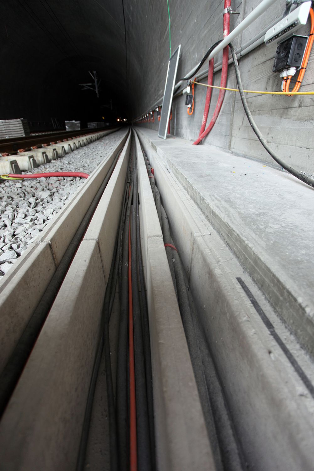 MYE KRAFT: En høyspentkabel ligger i kabelkanalen gjennom tunnelen. Den er tilknyttet Jernbaneverkets 22 kW-nett på Lysaker og i Sandvika. Elkraftanlegget er bygget redundant, så i gitte situasjoner kan hele tunnelen forsynes fra én side.