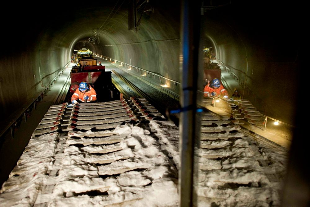 SKINNELEGGING: 20.210 nye betongsviller er kjørt inn i Bærumstunnelen av sporombyggingstoget (SPOT¿en). Etter at disse er lagt kan skinnene festes.