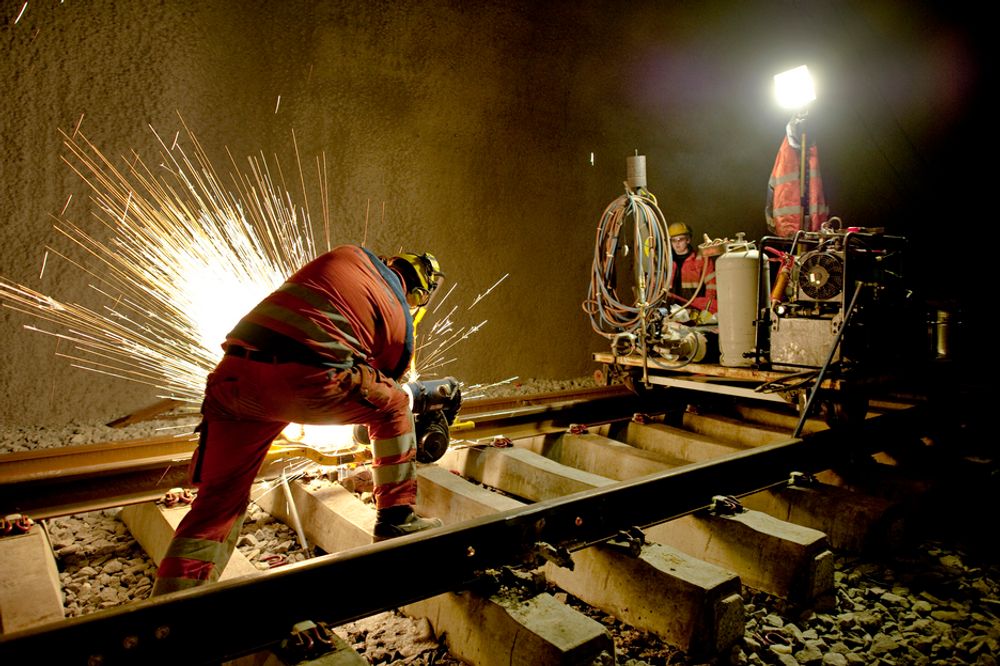 SKINNESVEIS: Bærumstunnelen får spor av svært høy kvalitet (K0). En meter skinne veier 60 kg. De leveres ferdige i 120-meters lengde, og disse lengdene sveises sammen med til sammen rundt 200 sveis.
