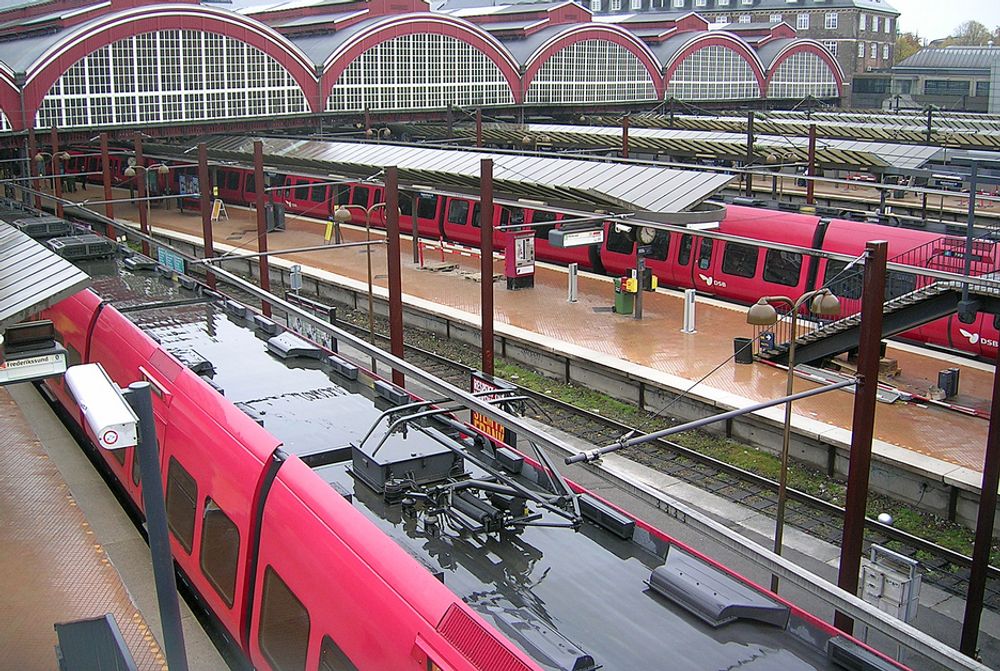 I BRUK: Stiv kontaktledning er blant annet i bruk i København (bildet). Her ser du strømskinnen i kontakt med togsettets strømavtaker.