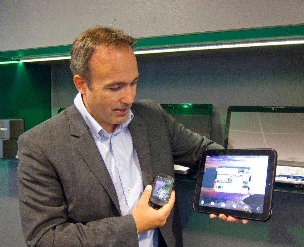 WebOS OVER ALT: Norgessjefen for PC-divisjonen i HP, Verner Hølleland, har WebOS både på telefonen og på det nye nettbrettet TouchPad.