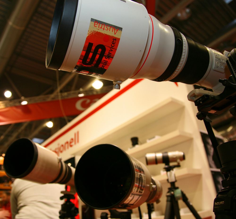 Canons gigantiske zoomobjektiver, som vi ofte ser i bruk på fotballkamper, ruver godt på fotomessa i Lillestrøm.