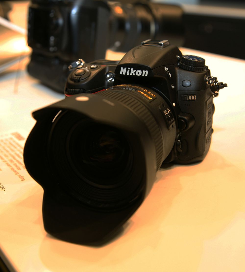 Dette er Nikons nye D7000, som selskapet mener gir utmerkede resultater uten brus / støy i bildene helt opp til 5000 ISO.