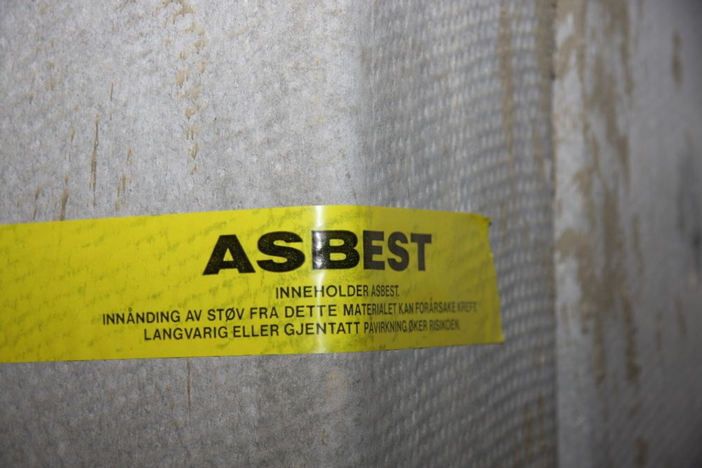 ADVARSEL: På enkelte steder er det klebet advarsler på de asbestholdinge sjaktene på UMB.