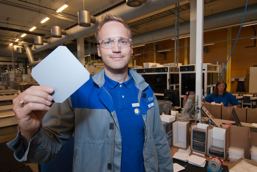 FERDIG: Teknisk sjef Jan Erik Vold med et ferdig produkt som benyttes til å lage solcellepaneler. En million plater blir produsert i løpet av en uke.
