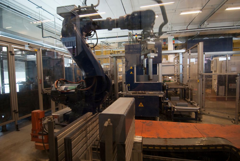 ROBOTER: Roboter benyttes i det automatiserte limeanlegget.