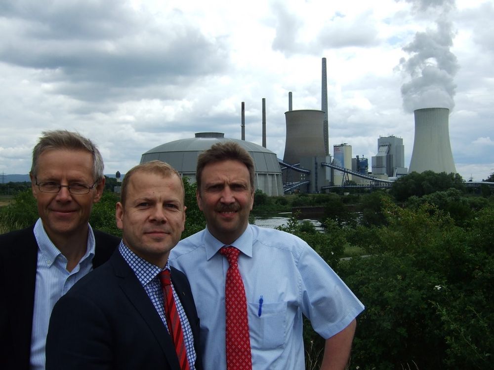 IMPONERT SV-ER: Divisjonsdirektør Tore Tomter i Siemens, SVs Heikki Holmås og dr. Rudiger Schneider i Siemens utenfor Staudinger-kraftverket.