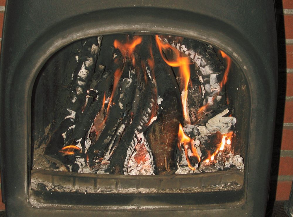 Nye rentbrennende ovner bruker 30 til 40 prosent mindre ved for å varme  opp et rom, enn en eldre ovn.