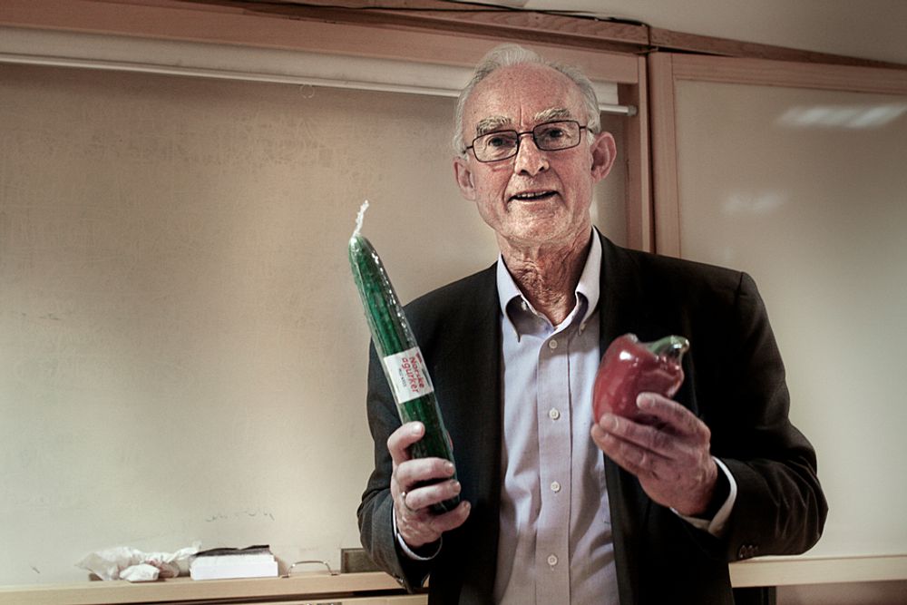 Kjell Løvold slår et slag for plasten. Han mener plast er bedre enn papir når det gjelder effektiv energiutnyttelse og får støtte av SINTEF-forsker.