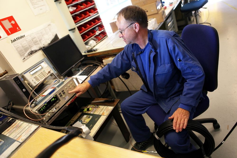 TESTING: Produksjonsmedarbeider Kennet Haugen tester en coaxkabel som skal brukes i en ILS-antenne.