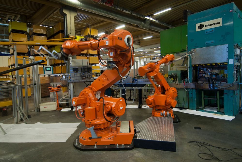 ROBOTER: Her tar to roboter seg produksjonen av deler til veggfestet.