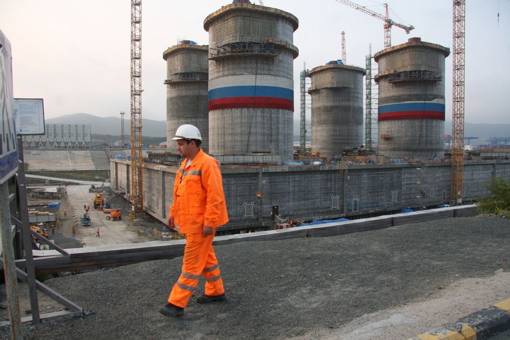 MADE IN RUSSIA: Betongplattformen til Sakhalin 1-prosjektet i dokken i fjor høst. I mai startet uttauingen og i juli ble platformen installert. 