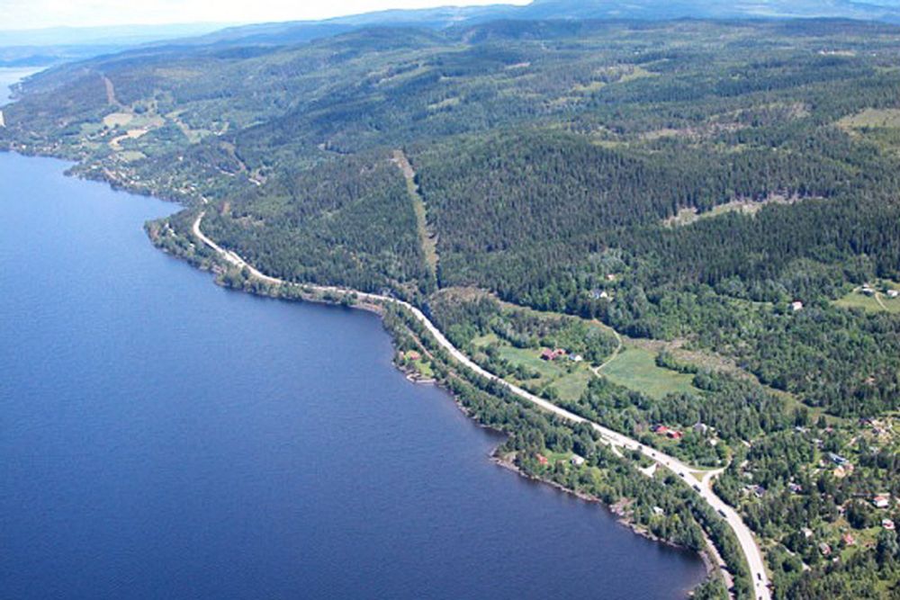 DOBBELT: Her, langs østsiden av Mjøsa skal det bygges dobbelt i dobbelt forstand: dobbeltspor for Jernbaneverket og firefelts motorvei for Statens Vegvesen.