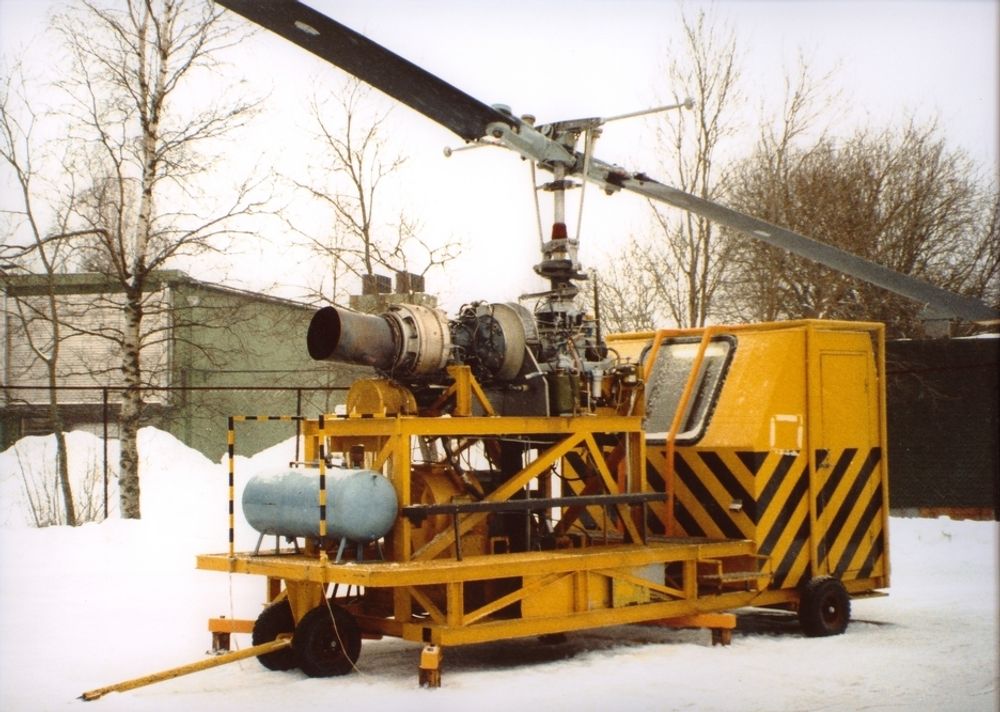 FØR: Den gamle testbenken for Bell 412-hovedgirboksen måtte forankres i bakken.