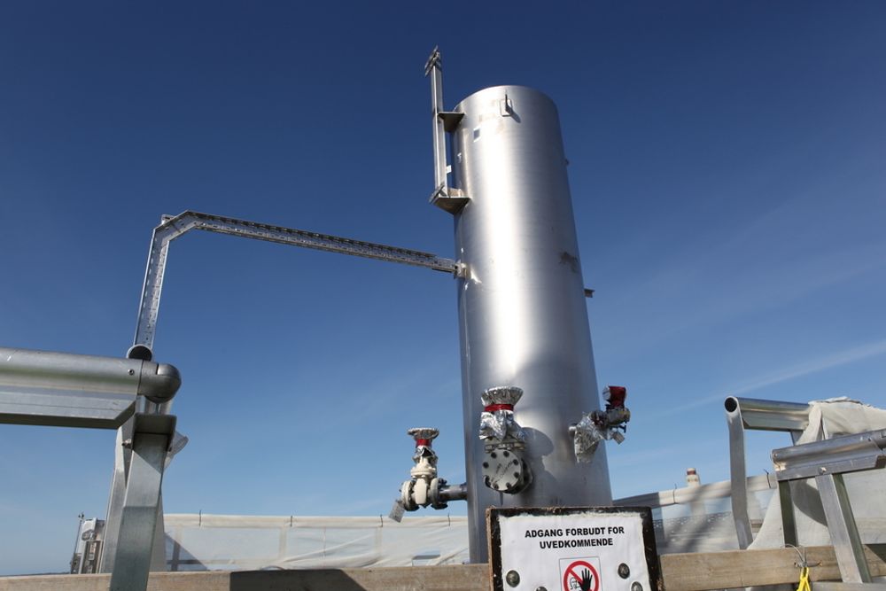 AMIN-FANGST: Dette er toppen på det 62 meter høye absorbsjonstårnet på Mongstad hvor Aker Clean Carbon skal teste sin aminbaserte CO2-fangst. Nå har selskapet inngått en allianse med selskapet Worley Parsons for å forsøke å selge teknologien i USA og Canada.
