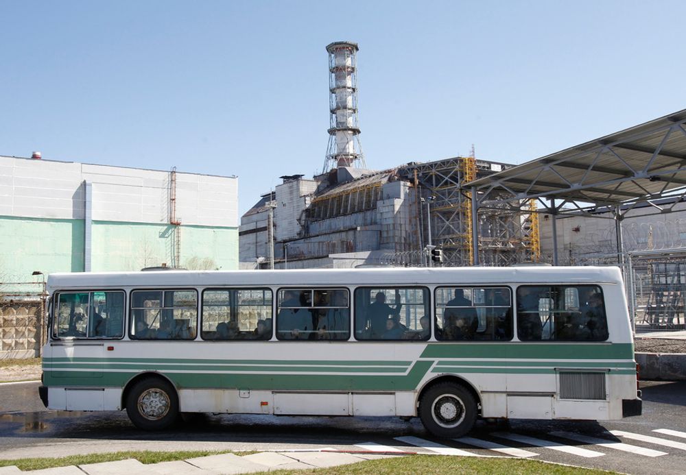 RAGER: Den ødelagte atomreaktoren i Tsjernobyl i Ukraina rager fortsatt som et monument over historiens verste atomulykke. Tirsdag er det 25 år siden historiens verste atomulykke.