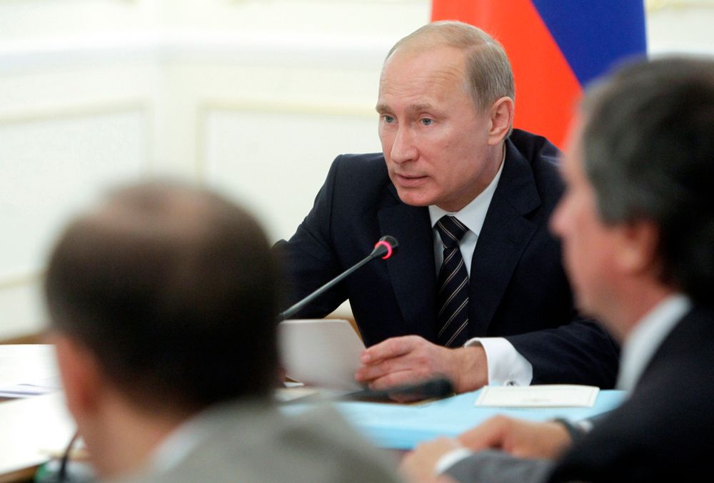 Russlands president Vladimir Putin snakker under en pressekonferanse onsdag, hvor han kunngjorde at franske Total får bli med i et arktisk gassprosjekt.