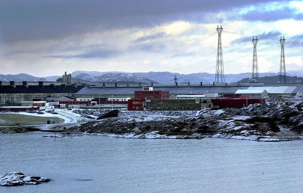 FORSKUDDSBETALT: Statnett kan ikke ta seg forskuddsbetalt for utbyggingene i sentralnettet, mener Norsk Industri. Bildet viser de enorme kraftmastene ved Hydros aluminiumsverk på Karmøy.