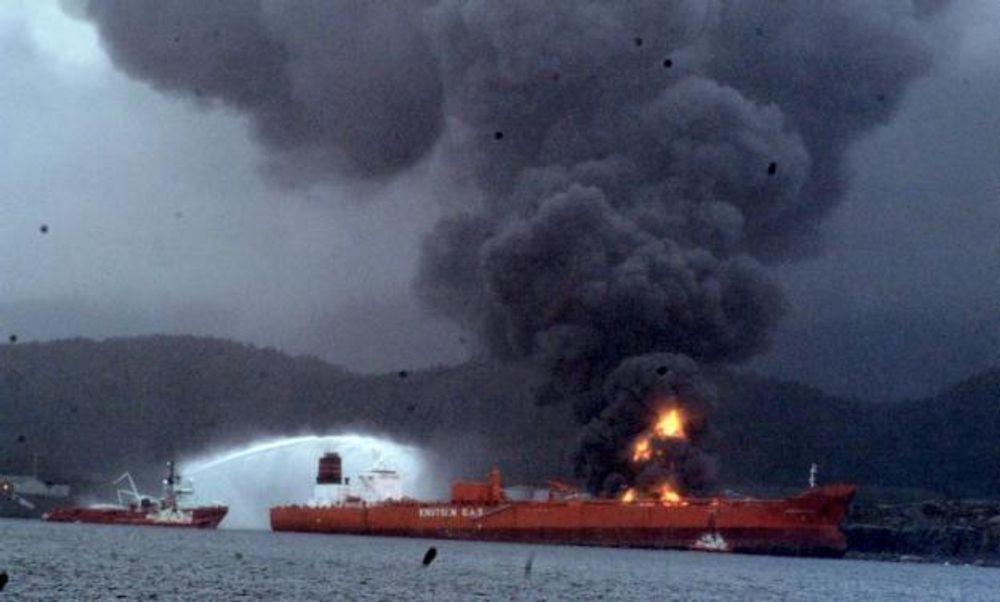 EKSPLOSJONSBRANN: En tank eksploderte på industriområdet til Vest Tank  ved Sløvåg i Gulen 24. mai 2007.