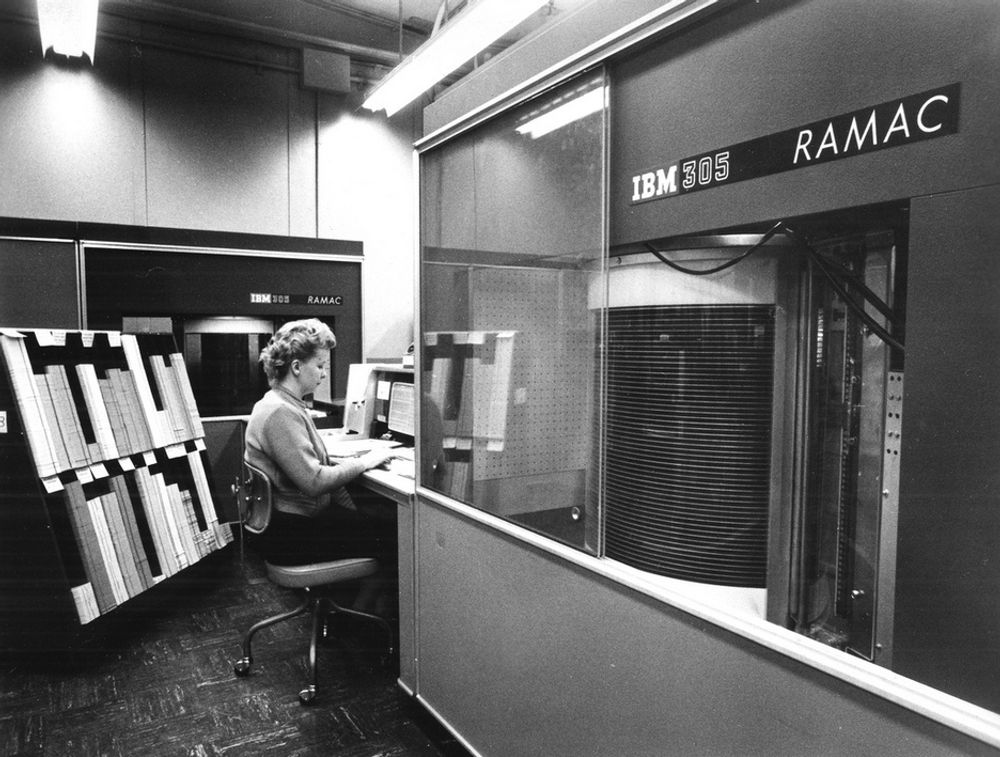 HARDDISKEN: IBM introduserte i 1956 305 RAMAC - Random Access Method of Accounting and Control. Det var verdens første harddisk som lynraskt kunne hente informasjon fra hele lageret. Et monster etter dagens standard med 50 disker på 60 cm i diameter som bare lagret 2000 bits per kvadrattomme. Totalt lagret den 10 MByte og veide ti tonn.