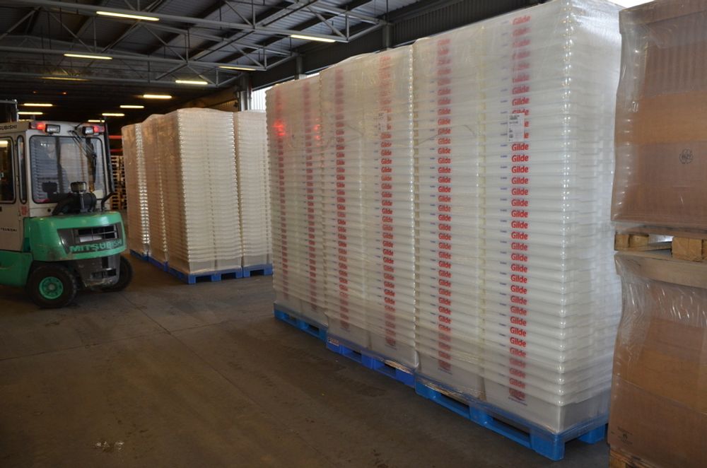 GILDEKASSER: Årlig produseres rundt 340 000 kasser som brukes for håndtering av kjøtt for Gilde.
