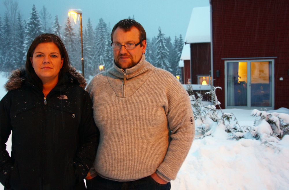 OPPRØRT: - Byggholt dokumenterer jo selv at de ikke leverer et lavenergihus som fungerer når de anbefaler oss å montere et kjølesystem i huset, sier Håvard Hokholt, som sammen med Beate Karlsen trodde inneklima var det siste de skulle bekymre seg for i sitt nye lavenergihus.