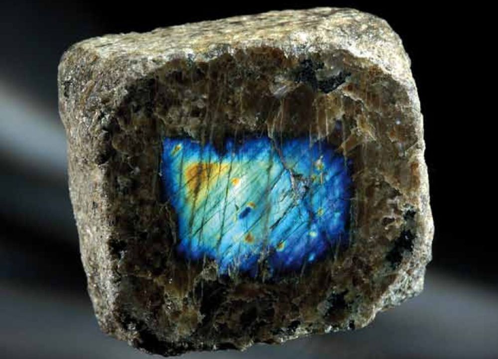 NORSKE MINERALER: Dette er det dekorative mineralet labradoritt, fra Hidra, Flekkefjord. Mineralet pryder forsiden av boken Norges mineraler, hvor det er beskrevet 830 mineraler som finnes i Norge. 17 av dem ble funnet i 2010.