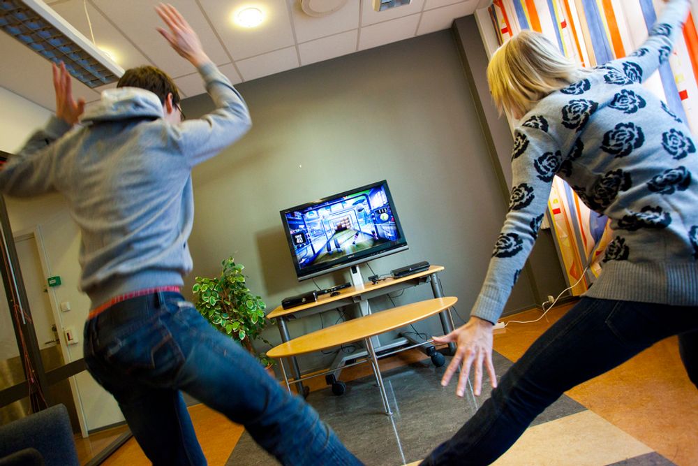 SPRETTEN: Microsoft Kinect gir store muligheter for aktive spillopplevelser. Her Teknisk Ukeblads medarbeidere i en runde Rallyball.