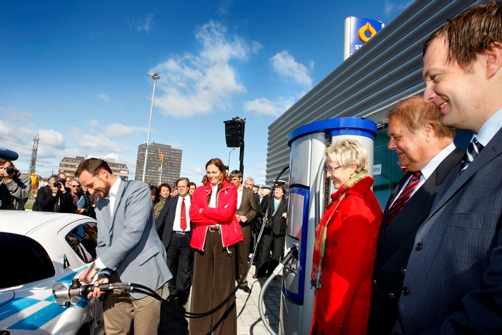 Kronprins Haakon var førstemann til å fylle hydrogen på Statoil-stasjonen på Økern i Oslo da den åpnet i mai 2009.