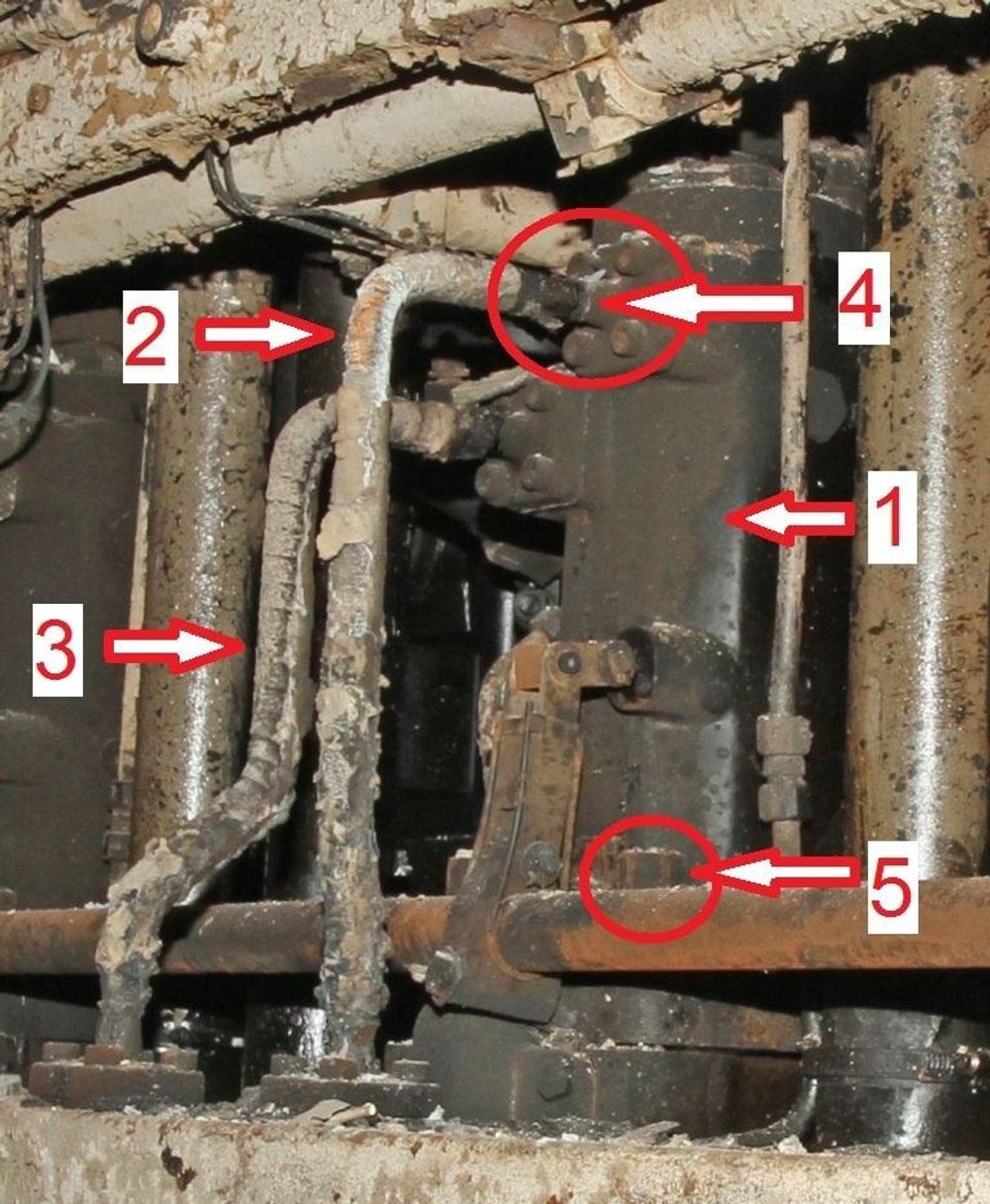 LEKKASJENE: Drivstoffpumpen (5) ble byttet 12 dager før brannen. Den var løs og kan ha medført spenninger som ga tretthetsbrudd i drivstofrørert (4).1) Drivstoffpumpe nr. 52) Rør for retur fra pumpe3) Rør for tilførsel til pumpe4) Brudd på rør for retur5) Innfestingsbolter for drivstoffpumpe