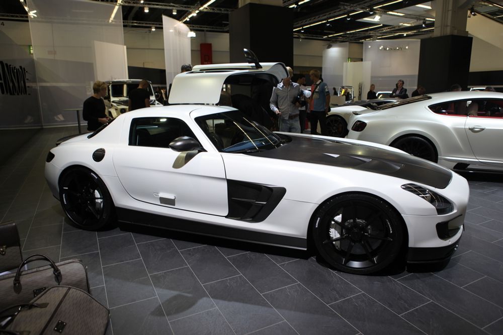 Mercedes-Benz SLS AMG etter å ha blitt ombygget av sveitserne i Mansory.
