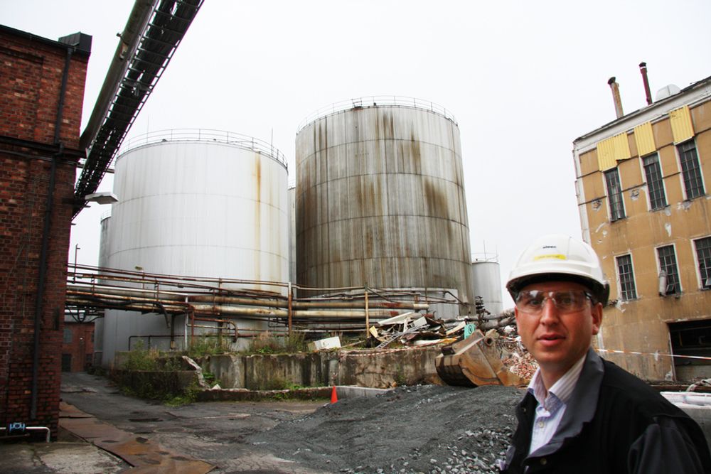 RAPPORT: Erik Røyeng hos Oleon venter på at DSB skal godkjenne plan for tømming av de 121 tankene med ulovlig avfall.