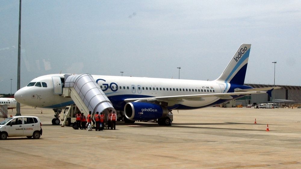Et Airbus A320-fly på den internasjonale lufthavnen i Bangalore. IndiGo er i ferd med å få levert de 100 A320-maskinene de bestilte for 5,5 år siden, og har nå lagt inn en bestilling på 180 fly til.