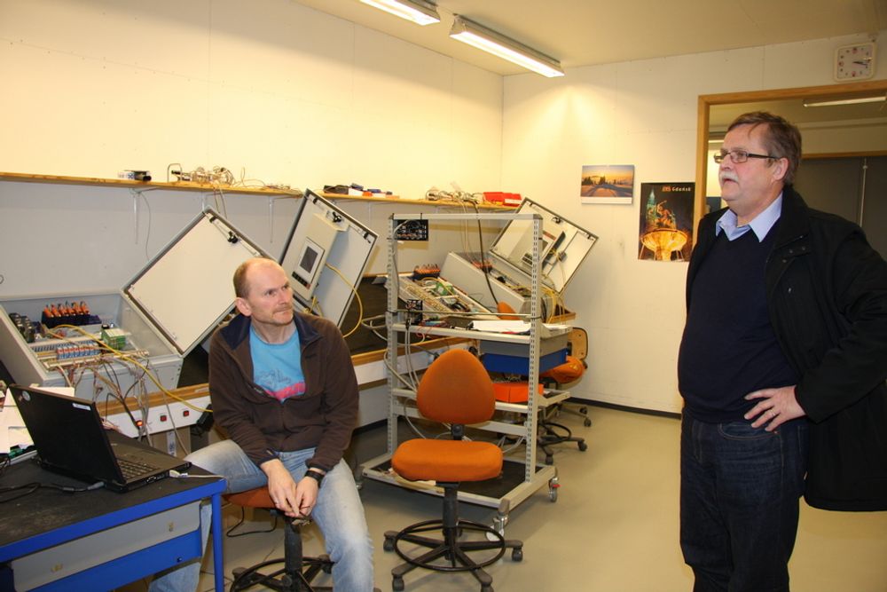 AUTOMASJON: Svakstrømsingeniør Rolf Andes Furland og teknisk sjef Knut Andresen. Her settes automasjons- og styringsenhetene sammen.