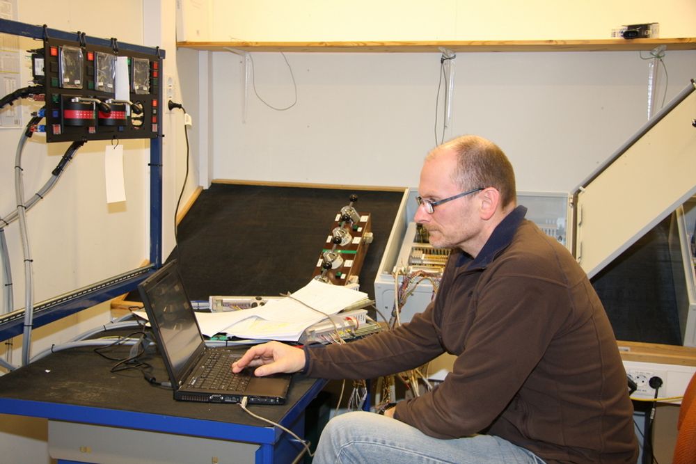 SJEKKER: Svakstrømsingeniør Rolf Anders Furland kontrollerer styringssystemet til en thruster.