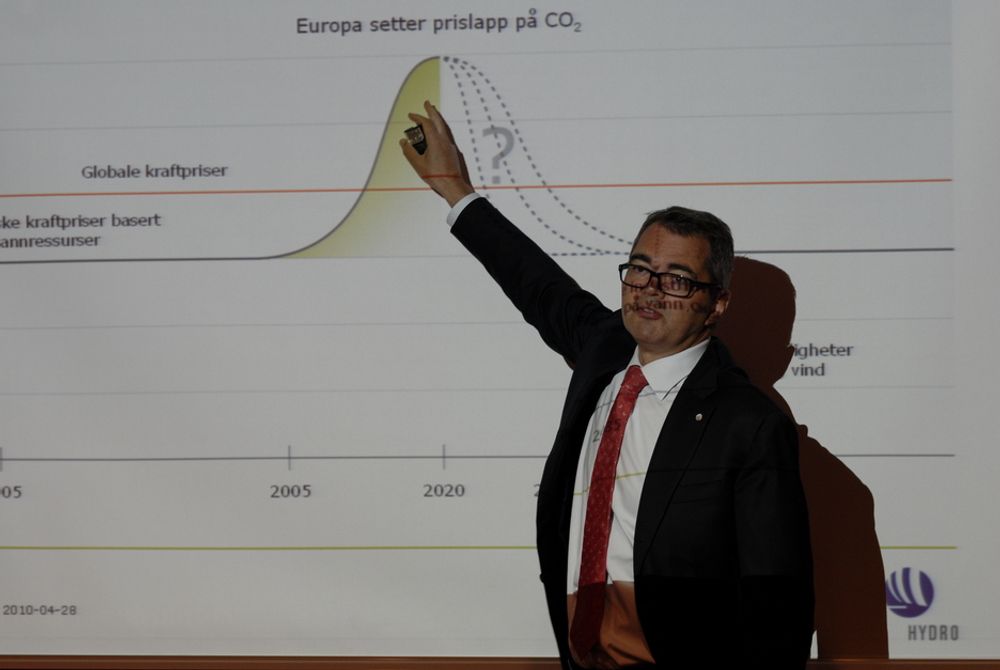 LYS FRAMTID: Hydros konsernsjef Svein Richard Brandtzæg tror en lik verdensomspennende pris på CO2-utslipp og et stort nordisk kraftoverskudd vil gi gode tider for aluminiumsproduksjon i Norge.